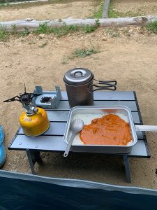 キャンプでの夕食の画像